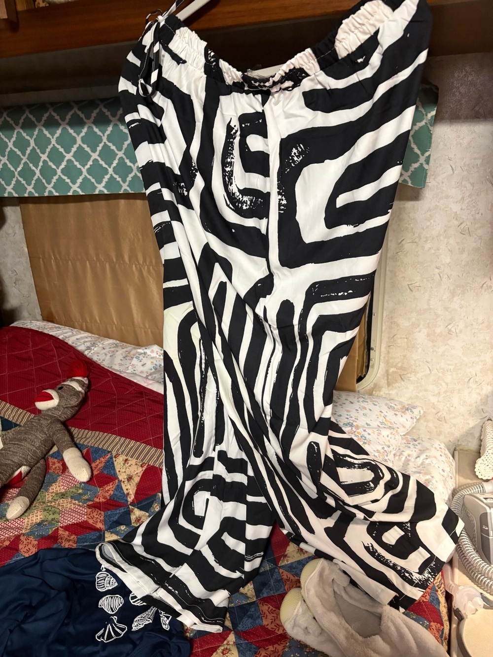Source Unknown Black and White Spiral-Stripe Funnel Neck Top - Picture 3 of 3